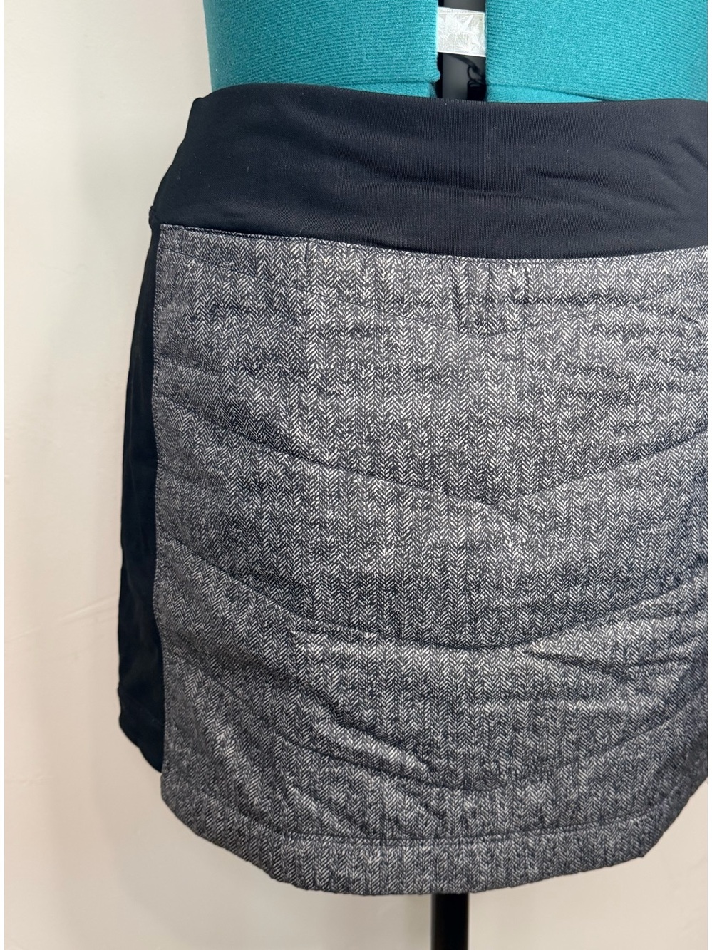 Smartwool Black and Gray Quilted Herringbone Mini Skirt, Large